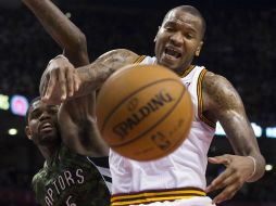 Marreese Speights (der) durante la disputa del balón en el partido ante Toronto. AP /