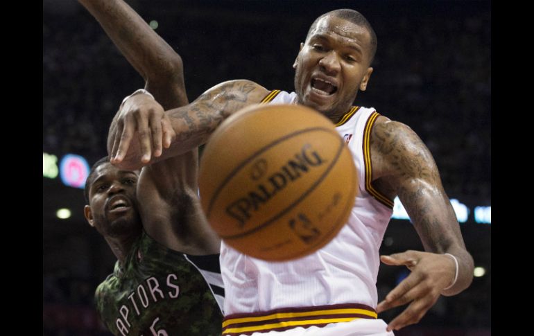 Marreese Speights (der) durante la disputa del balón en el partido ante Toronto. AP /