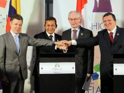 Los presidentes de Colombia(i) y Perú(c) estrechan su mano con líderes de la UE(d). REUTERS /