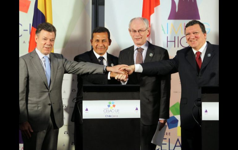 Los presidentes de Colombia(i) y Perú(c) estrechan su mano con líderes de la UE(d). REUTERS /