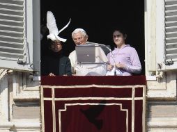 Luego de la oración, el Papa libera una paloma como representación de la paz. XINHUA /