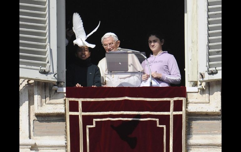 Luego de la oración, el Papa libera una paloma como representación de la paz. XINHUA /