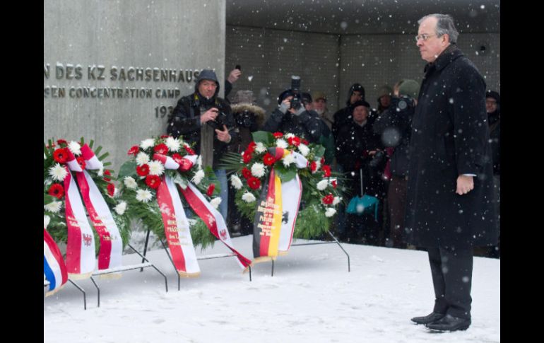 El embajador francés Maurice Gourdault-Montagne durante una ceremonia en el campo de concentración ''Sachsenhausen'' en Oranienburg. EFE /