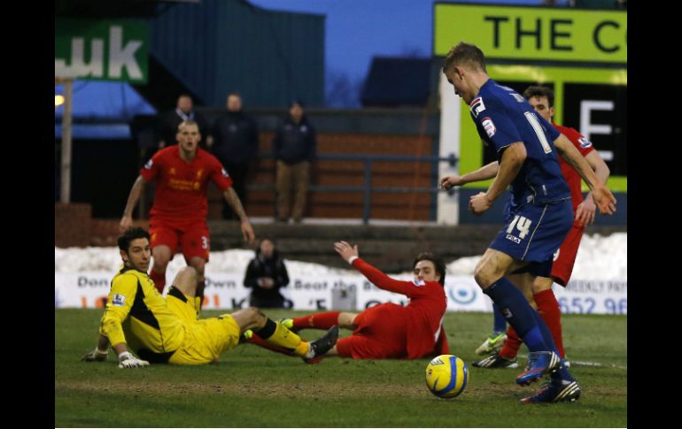 La sorpresa en la jornada la da el Oldham al echar de la competición a Liverpool. REUTERS /