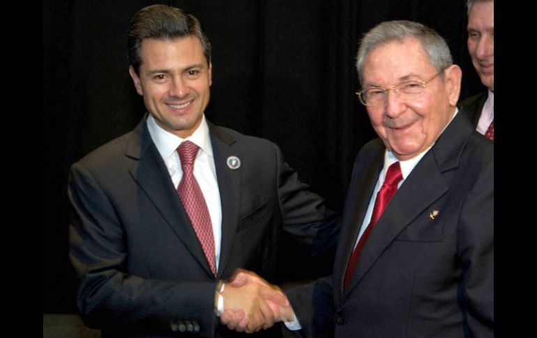 Enrique Peña Nieto (i) saluda a su homólogo de Cuba, Raúl Castro. AFP /