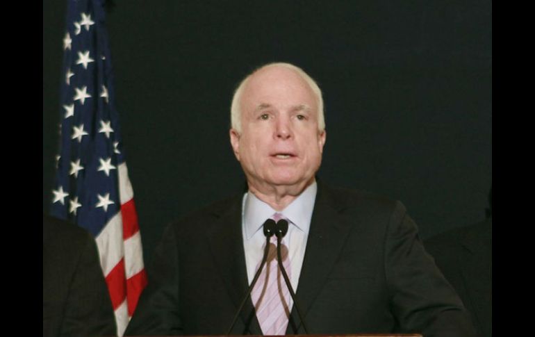 McCain dice que la reforma a la inmigración debe convencer a cualquier republicano. ARCHIVO /