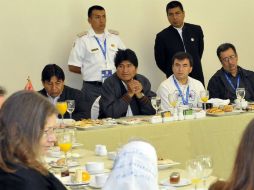 Evo Morales desayunando con participantes de la Cumbre de los Pueblos. EFE /