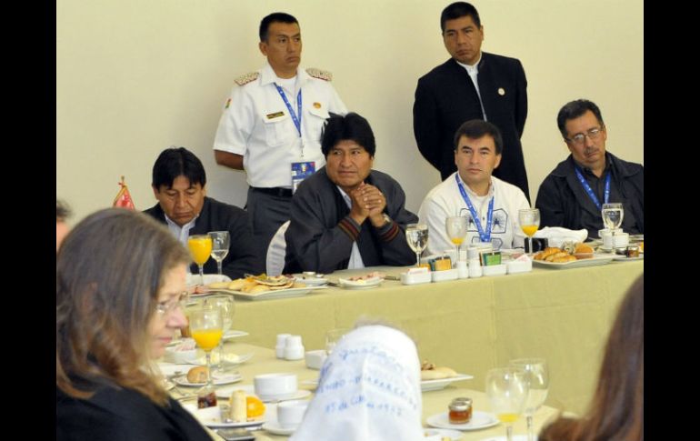 Evo Morales desayunando con participantes de la Cumbre de los Pueblos. EFE /