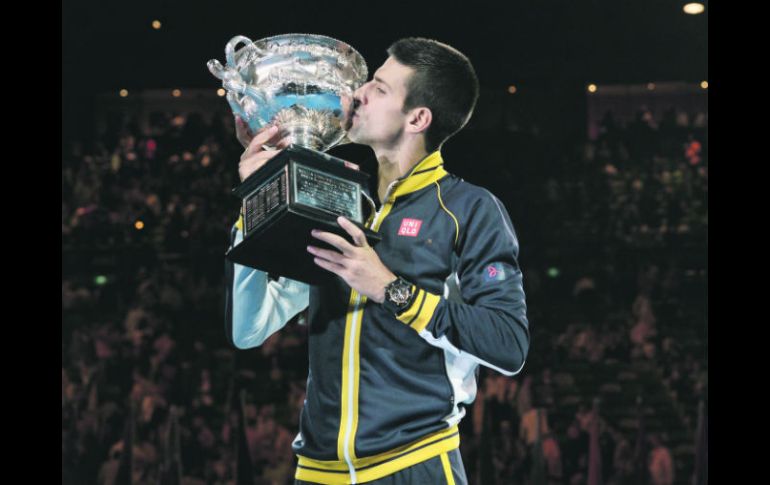 Ya es costumbre. Novak Djokovic besa el trofeo, el cual ha ganado cuatro veces, tres de ellas consecutivas. AFP /