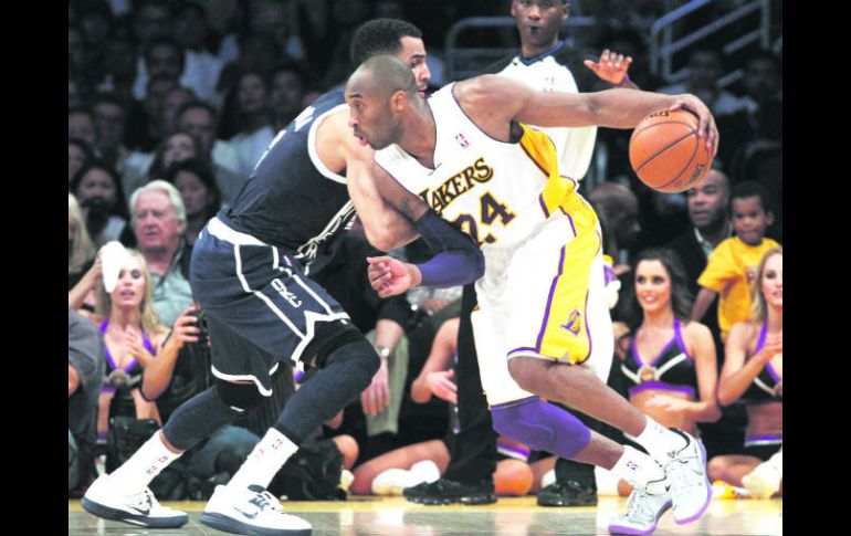 Líder. Kobe Bryant (der.) terminó con 21 puntos y 14 asistencias, para encabezar la producción ofensiva de los Lakers. AP /
