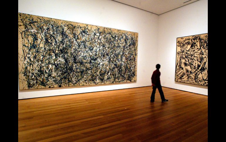 En 1912 nace el pintor estadounidense Jackson Pollock. Aquí, una exposición en Nueva York con sus creaciones. AP /