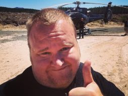 El informático subió una serie de fotos en las que aparece narrando la situación, tomado de @KimDotcom. ESPECIAL /