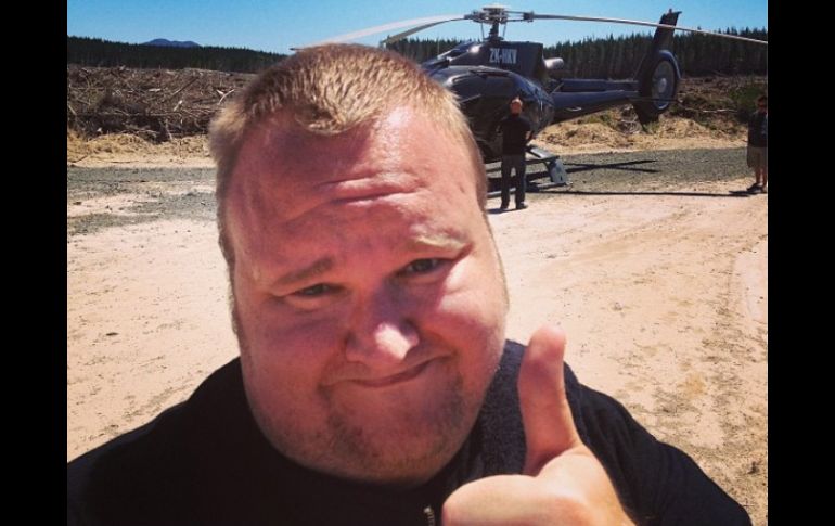 El informático subió una serie de fotos en las que aparece narrando la situación, tomado de @KimDotcom. ESPECIAL /