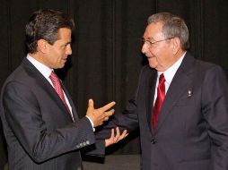 El Presidente Enrique Peña Nieto conversa con Raúl Castro, presidente de Cuba. AFP /