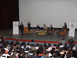 El encuentro entre estudiantes, integrantes de la FEU, y candidatos, se llevó a cabo en el Cineforo de la UdeG.  /