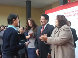 El alcalde de Guadalajara, Ramiro Hernández, entrega reconocimientos en la Escuela Secundaria 56 Mixta ''Juana de Asbaje''. ARCHIVO /