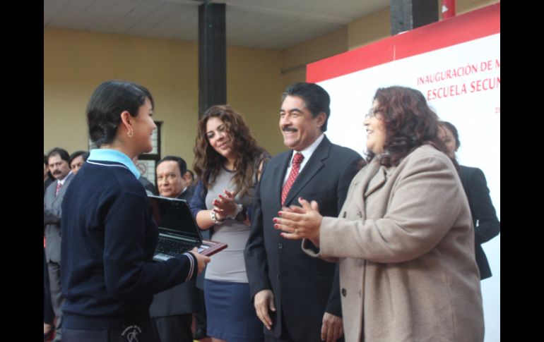 El alcalde de Guadalajara, Ramiro Hernández, entrega reconocimientos en la Escuela Secundaria 56 Mixta ''Juana de Asbaje''. ARCHIVO /