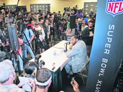 Ray Lewis fue el jugador más buscado en la atención a los medios que realizaron los Cuervos al llegar a la sede del Super Bowl. REUTERS /