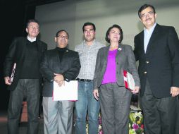 Al final del encuentro. Los cuatro aspirantes a rector general posan con el presidente de la FEU (al centro). EL INFORMADOR /