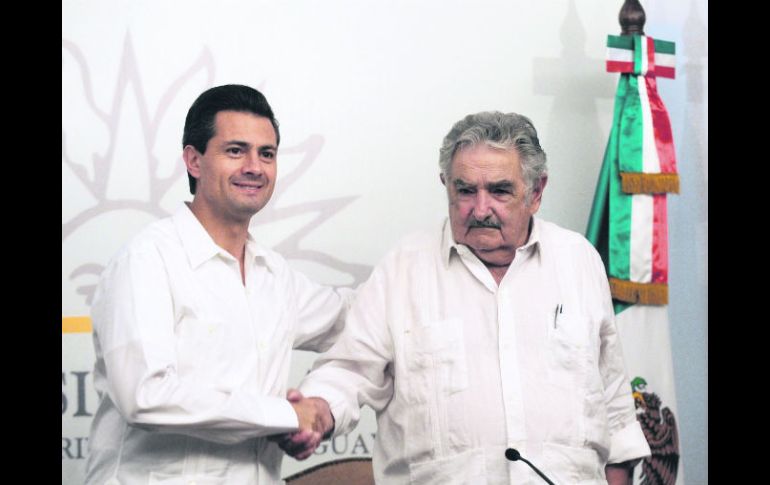 Gira en Montevideo. Peña Nieto estrecha la mano del presidente uruguayo, José Mujica. AFP /