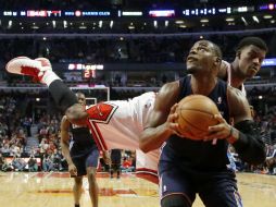 Butler (atrás) da un gran juego y mantiene a Chicago en lo alto. AP /