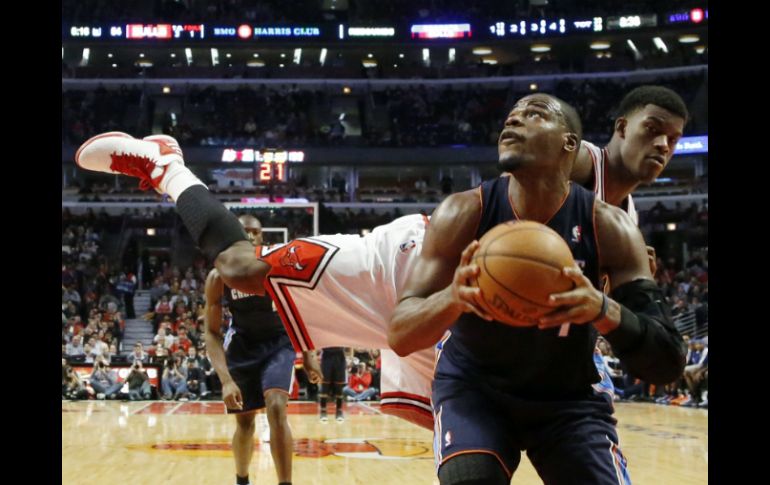 Butler (atrás) da un gran juego y mantiene a Chicago en lo alto. AP /