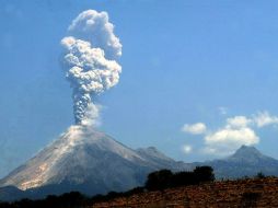 Protección Civil estatal dio a conocer que a las 03:58 horas, el volcán de Colima presentó un evento explosivo. ARCHIVO /