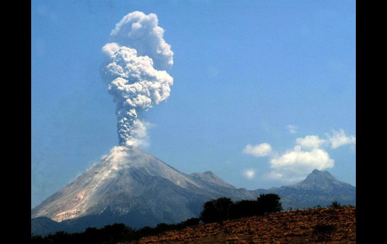 Protección Civil estatal dio a conocer que a las 03:58 horas, el volcán de Colima presentó un evento explosivo. ARCHIVO /