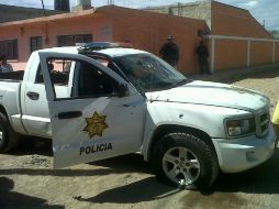 Camioneta de la Policía muestra impactos de bala tras la balacera.  /