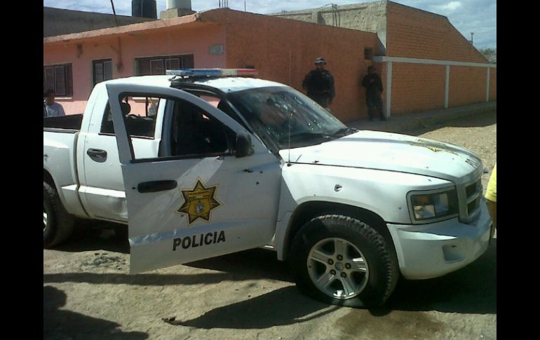 Camioneta de la Policía muestra impactos de bala tras la balacera.  /