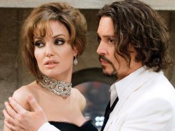 Angelina Jolie y Johnny Depp en una escena de ''El turista'', producción de Lloyd Phillips. ARCHIVO /