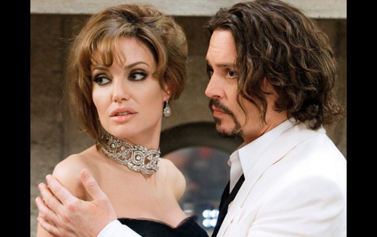 Angelina Jolie y Johnny Depp en una escena de ''El turista'', producción de Lloyd Phillips. ARCHIVO /