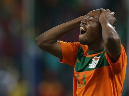 Stoppila Sunzu, de Zambia, lamenta la eliminación de su equipo. AP /