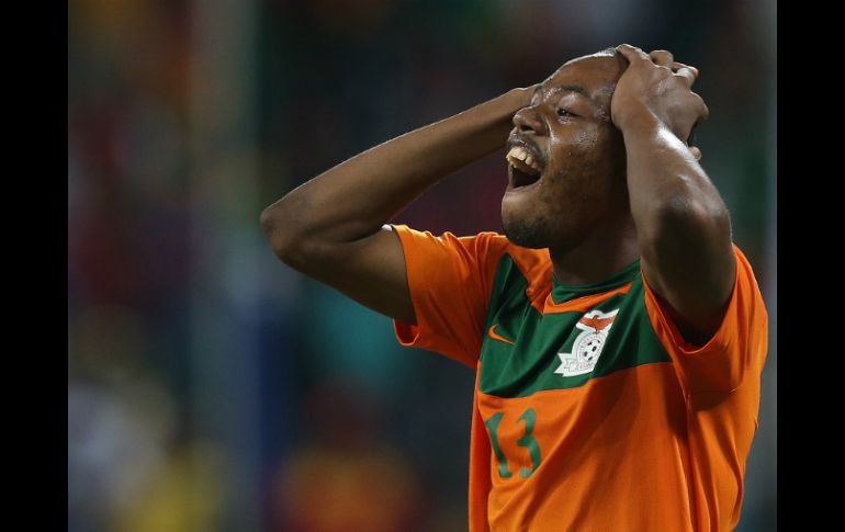 Stoppila Sunzu, de Zambia, lamenta la eliminación de su equipo. AP /