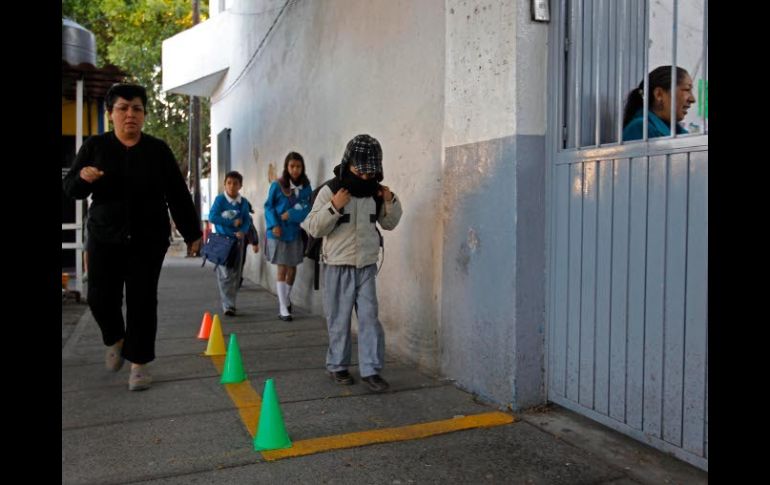 Madre de familia señala que en promedio hace de 15 o 20 minutos de ida, y 40 minutos de regreso con los niños. ARCHIVO /