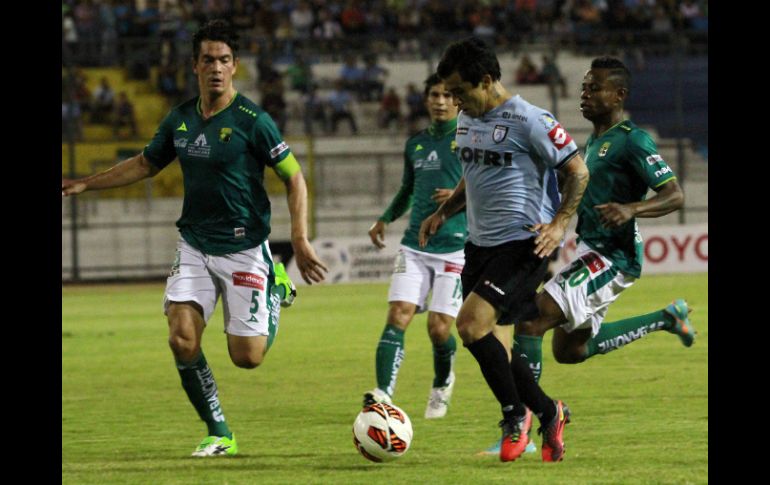 El duelo se llevó a cabo en el estadio Tierra de Campeones, por la vuelta del repechaje. EFE /