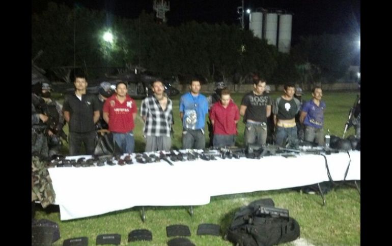 En el helipuerto de la Policía estatal fueron presentados ocho detenidos.  /