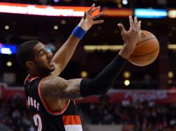 Aldridge, con 29 puntos, anota la canasta del triunfo. AFP /