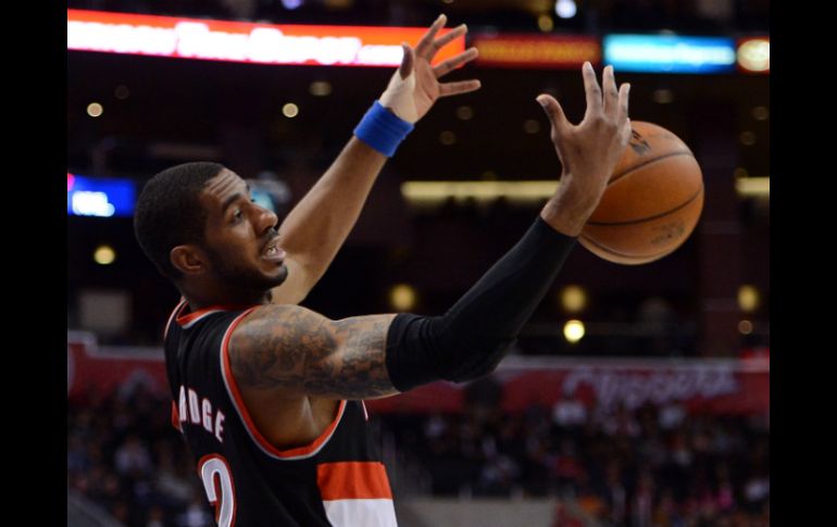 Aldridge, con 29 puntos, anota la canasta del triunfo. AFP /