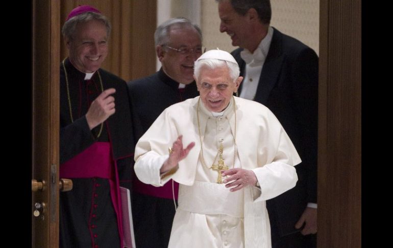 El Papa Benedicto XVI recibió y aplaudió a los grupos folclóricos mexicanos. AP /