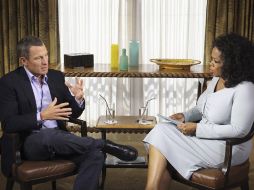 Imagen de la entrevista que fue transmitida el 17 de enero por Oprah donde Armstrong reconoce sus trampas. AP /