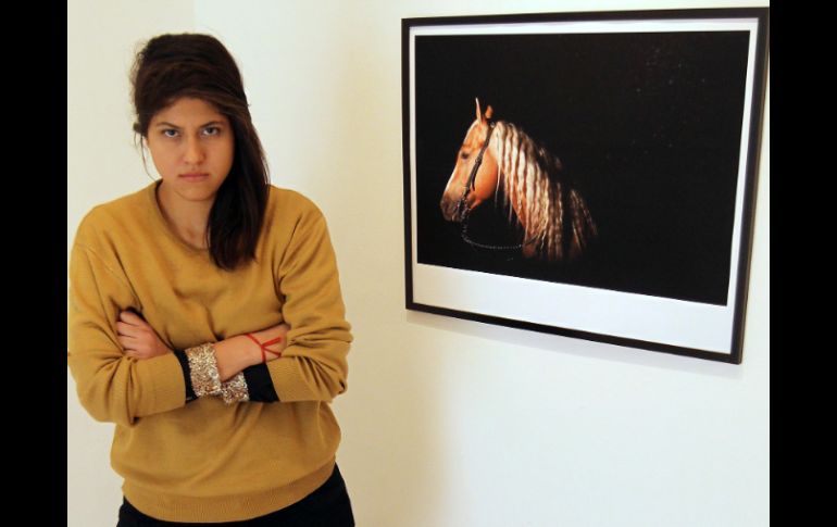 Jacqueline Santiago explica que las  fotografías de Espacio Infinito tienen un toque conceptual sin apelar a la moda.  /