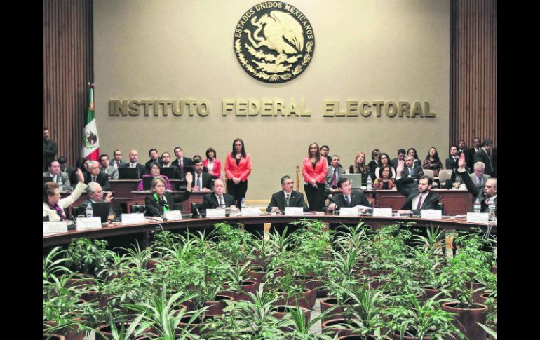 Los consejeros del IFE decidieron, mediante votación, posponer para el seis de febrero la discusión sobre la multa. NTX /