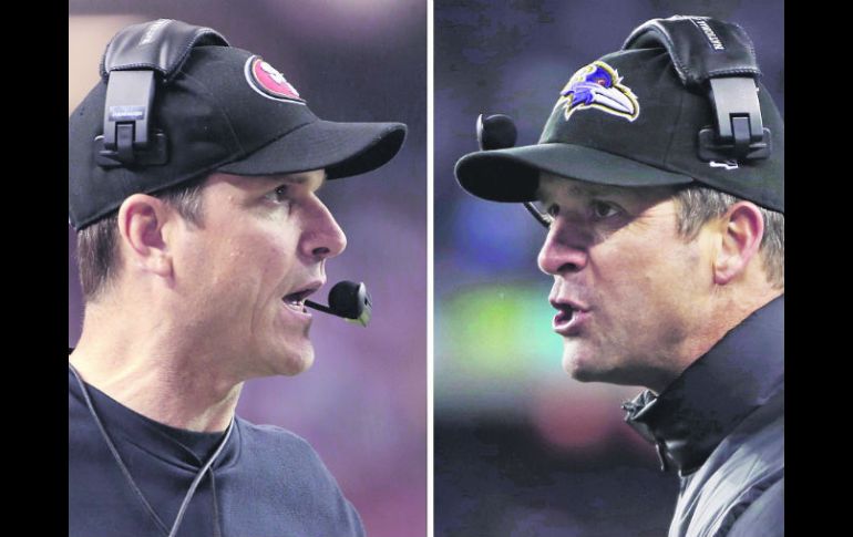 Cara a cara.  Jim, entrenador de San Francisco, jugó como amriscal 15 años en al NFL. John, desde el principio se dedicó a entrenar. AP /