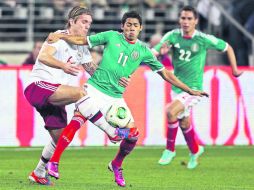 El volante mexicano, Javier Aquino (11), fue el jugador más destacado del conjunto nacional ante los daneses. AFP /