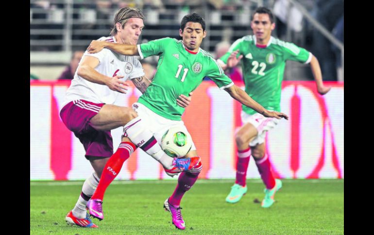 El volante mexicano, Javier Aquino (11), fue el jugador más destacado del conjunto nacional ante los daneses. AFP /