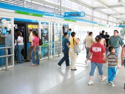 Según datos de la Operadora Macrobús, aseguras que el transporte es utilizado por cerca de 125 mil personas por jornada. ARCHIVO /