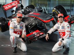 Los pilotos de McLaren, Sergio Pérez y Jenson Button, durante la presentación del automóvIl MP4-28 para la temporada 2013 de F1. REUTERS /