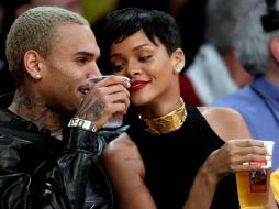 El regreso de Rihanna con Chris Brown ha sido evidente, aquí, el pasado 25 de diciembre presenciando un partido de baloncesto. AP /