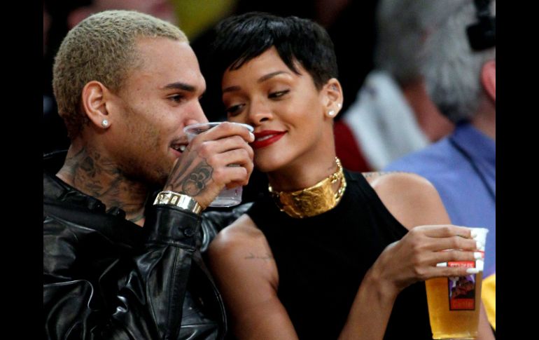 El regreso de Rihanna con Chris Brown ha sido evidente, aquí, el pasado 25 de diciembre presenciando un partido de baloncesto. AP /